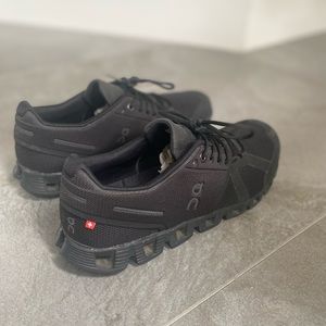 On Cloud Sneaks - black, slim, comfy!